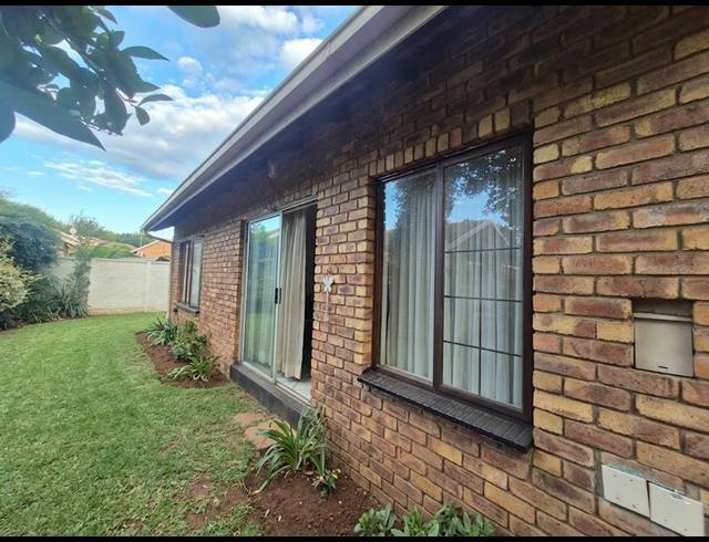 2 BEDROOM TOWNHOUSE FOR SALE IN VANDERBIJLPARK SE 3